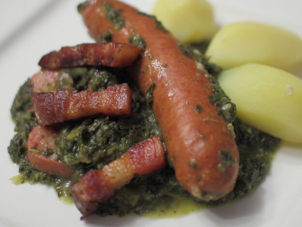 Ein Klassiker zur Grünkohlzeit: frischer Grünkohl mit Pinkel und Schinken